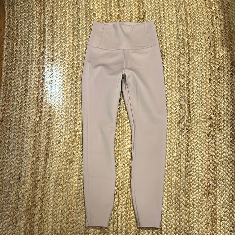 High-Waisted vuori Leggings in Light Beige/lavender